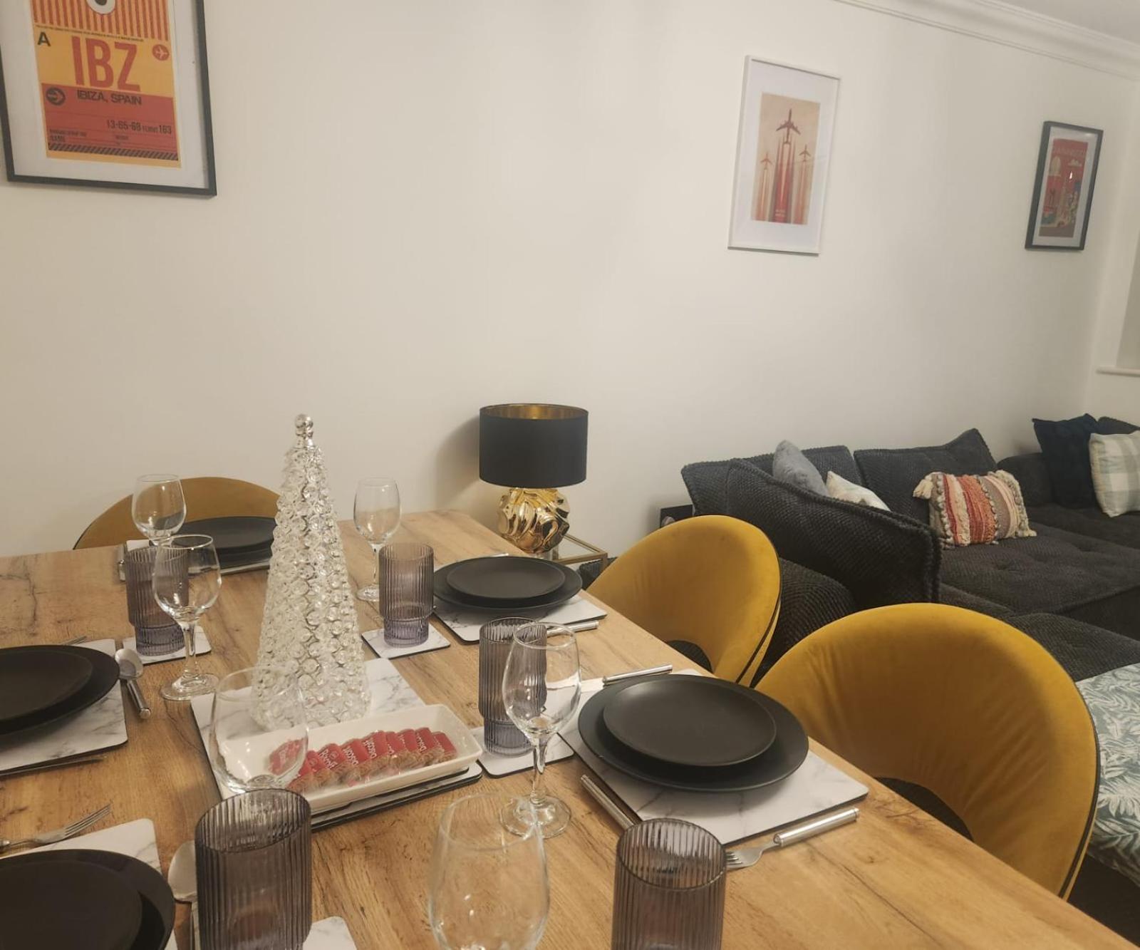 말스톤그린 Emirates House, Luxe 5 Bed, With King Sized Beds, Next To Aiport & Nec, Jlr 5 Mins 빌라 외부 사진